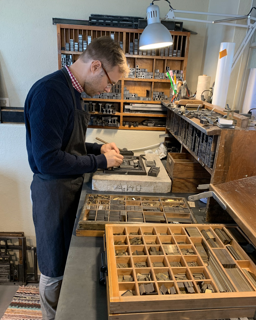 Handsättning i Gammelhuset Tryckeri